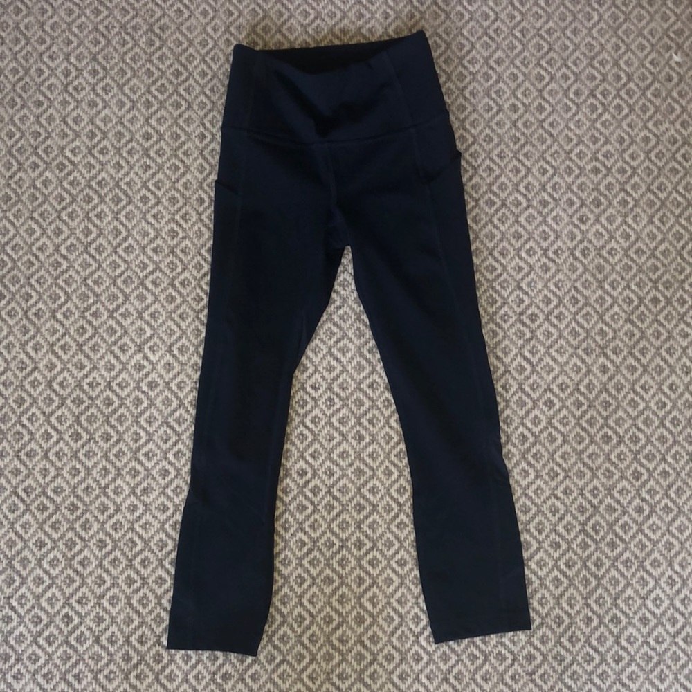 Fast and free navy blue lululemon cropped leggings size 0!